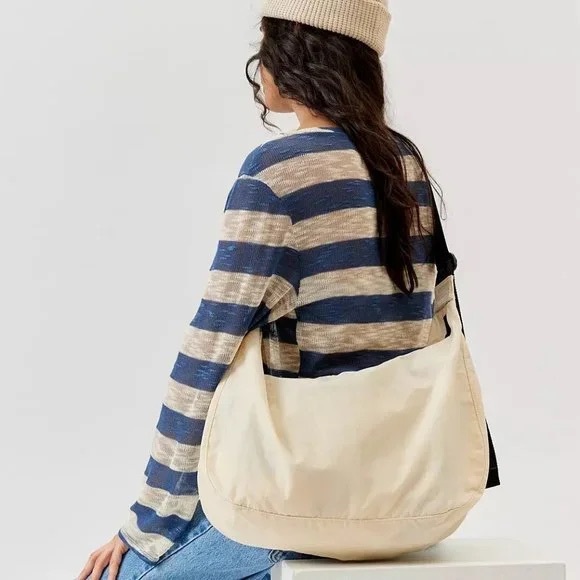 BAGGU Large Cream Crescent Bag - Picture 7 of 7